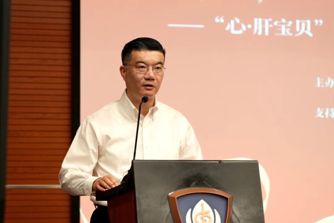 块拼图组成的爱心装置