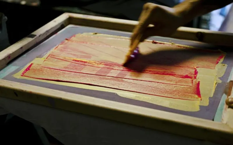 SERIGRAFÍA La serigrafía es una de las técnicas de impresión textil más utilizada. Consiste en transferir a una tela la tinta que conformará la imagen que se quiere reproducir. Para este tipo de técnica se recomienda utilizar telas naturales, como el algodón, que absorben mejor el líquido de la tinta. También es recomendable utilizar telas con un gramaje alto, pues al ser prendas más gruesas, se obtiene un mejor resultado.