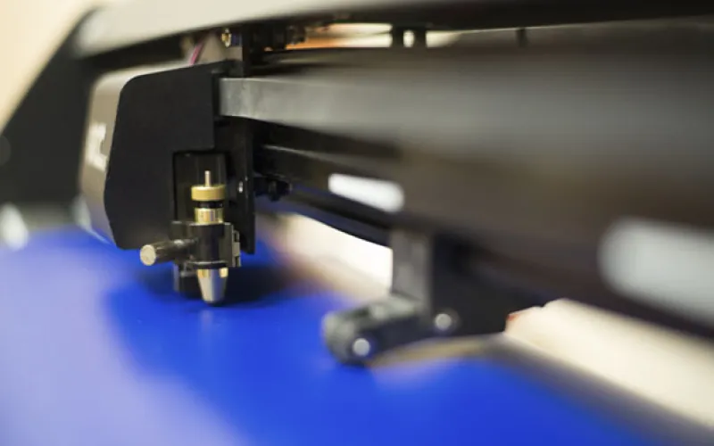 1. VINILO TEXTIL El vinilo es un material plástico en forma de lámina termoadhesiva que se fabrica con diferentes acabados según el efecto que se pretende